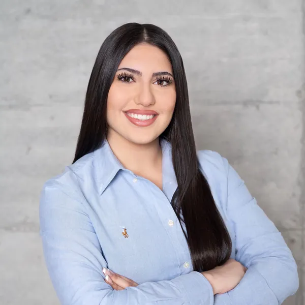 Naomi Varis, Sachbearbeiterin in Ausbildung